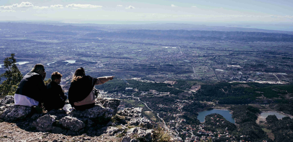 Kruja Mountain rises above the town of Krujë as a natural wall. From an altitude of around 1100 meters, there are fantastic views as far as to the Adriatic Sea. The inland mountains of Qafë Shtamë and Dajt can also be seen. Under the top, a Bektashi shrine is hidden in a small cave.