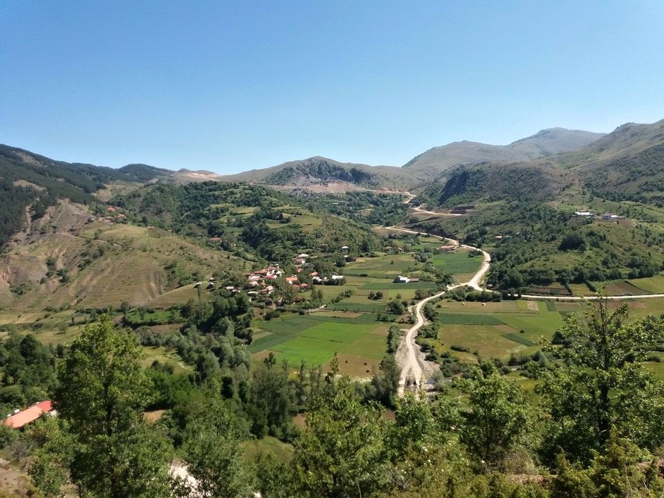 The link between Librazhd and the region of Dibër is the last stretch that makes it impossible to take a circular road trip on asphalt around Albania. Yet the tourist potential of this road is immense: it takes you to the remote national park of Shebenik-Jabllanicë, known for its virgin forests.