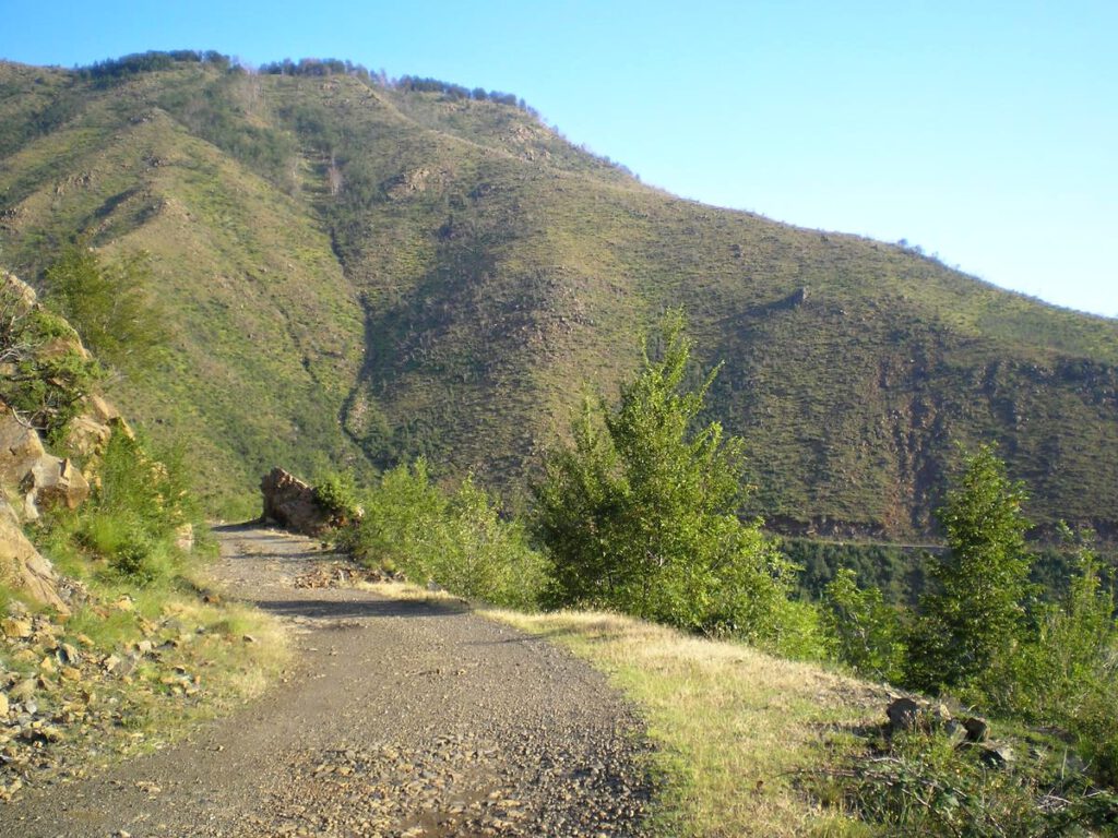 One way to get from Tirana's surroundings to the mountainous interior of the Mat region with an off-road vehicle. The road takes you to the Qafë Shtamë Nature Park, known for its beautiful forests and mineral springs.